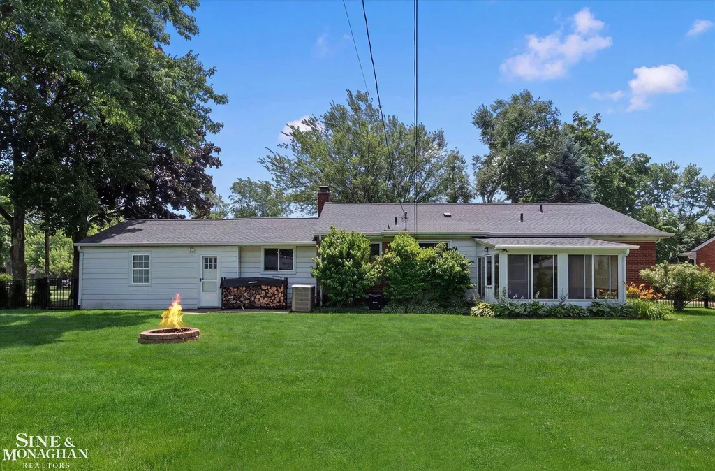 16146 Beverly Road Beverly Hills Village MI 48025
