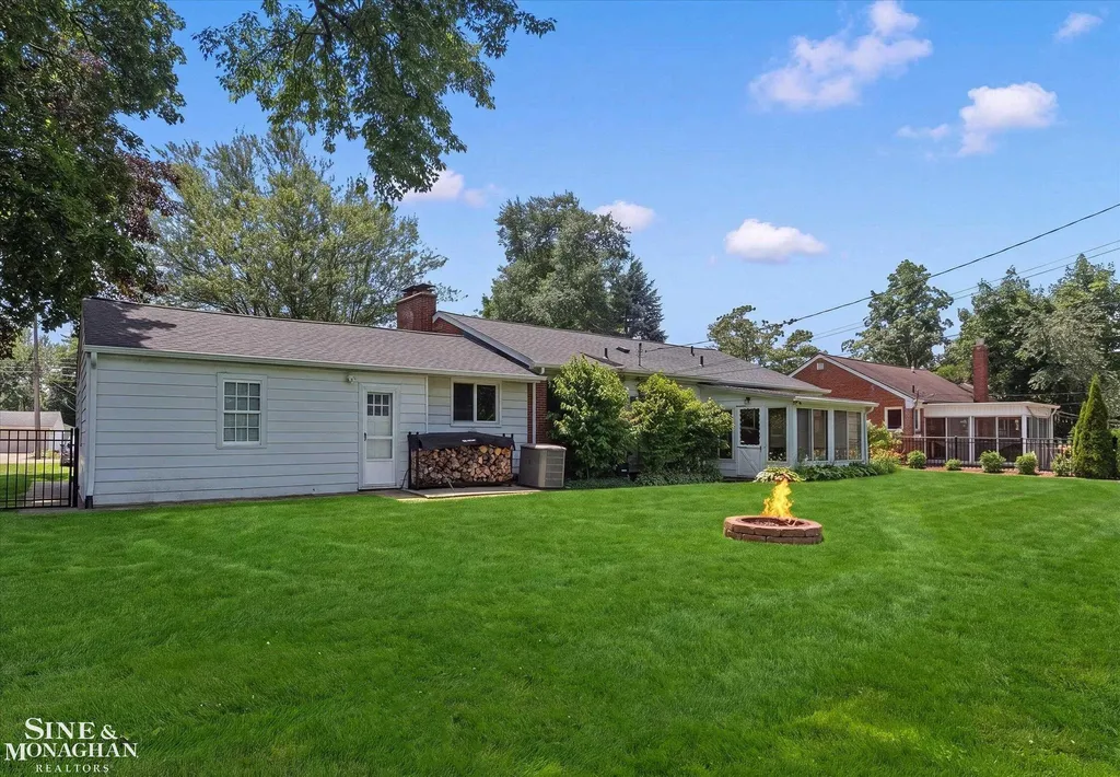 16146 Beverly Road Beverly Hills Village MI 48025