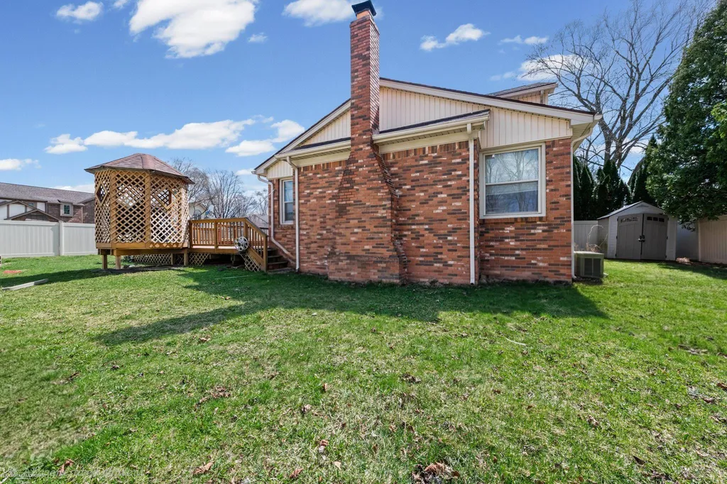 20281 Bannister Way Clinton Charter Township MI 48038
