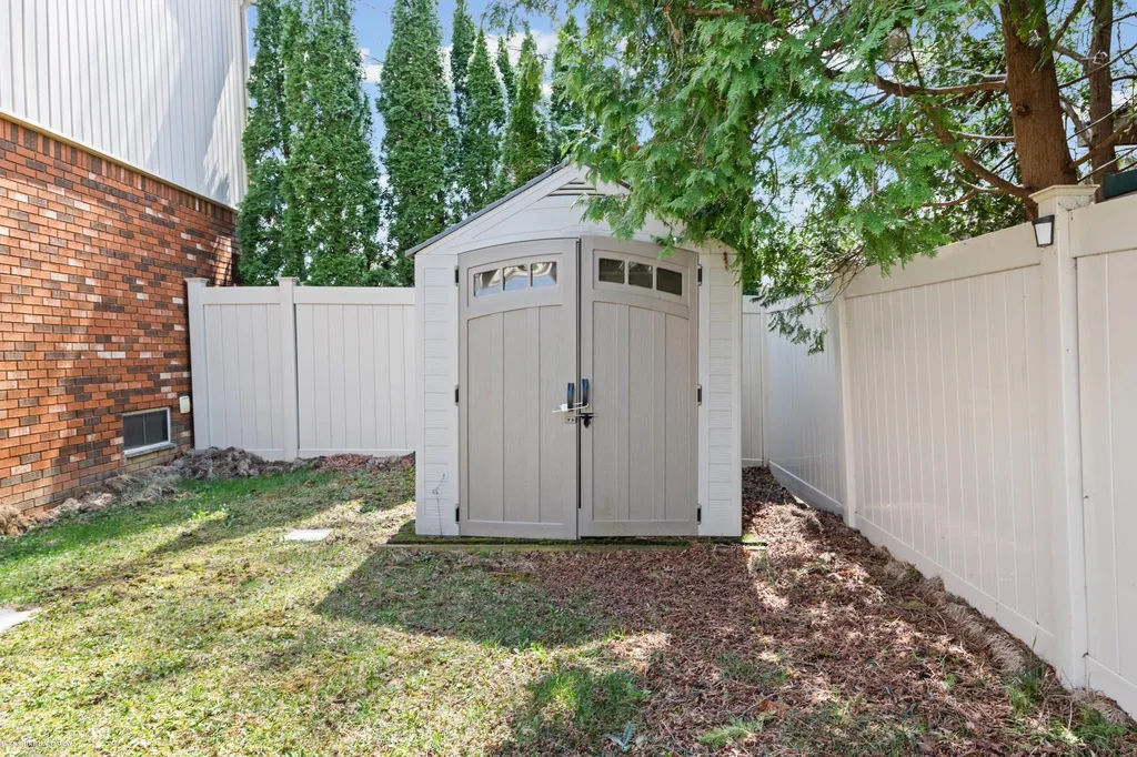 20281 Bannister Way Clinton Charter Township MI 48038