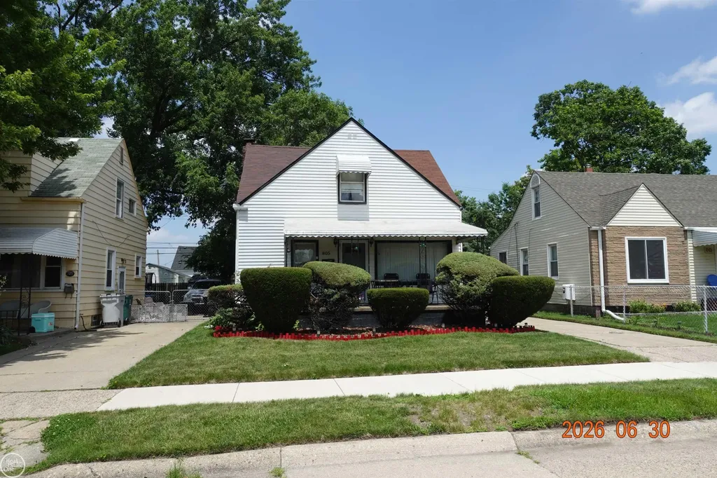 805 E Pearl Avenue Hazel Park City MI 48030