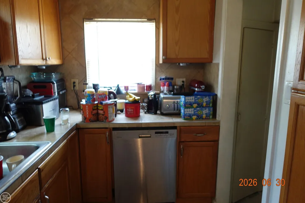 805 E Pearl Avenue Hazel Park City MI 48030