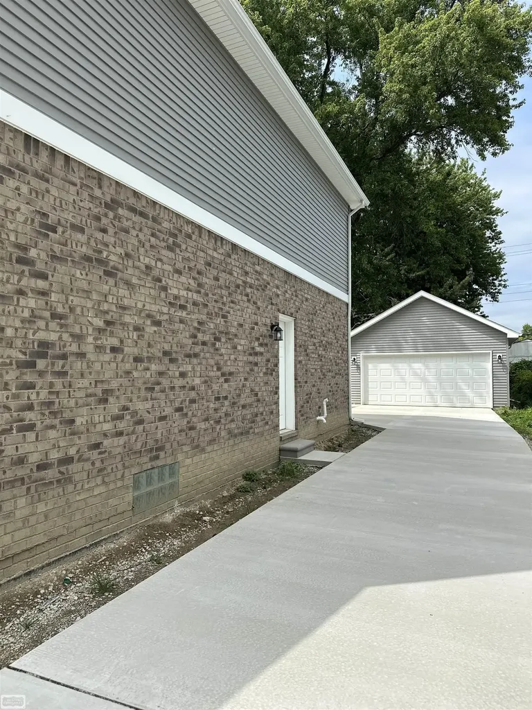 22319 Ridgeway Street St. Clair Shores City MI 48080