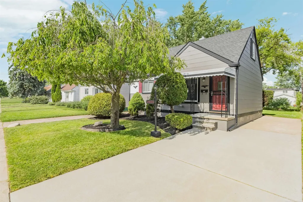 24416 Lauren Avenue Warren City MI 48089