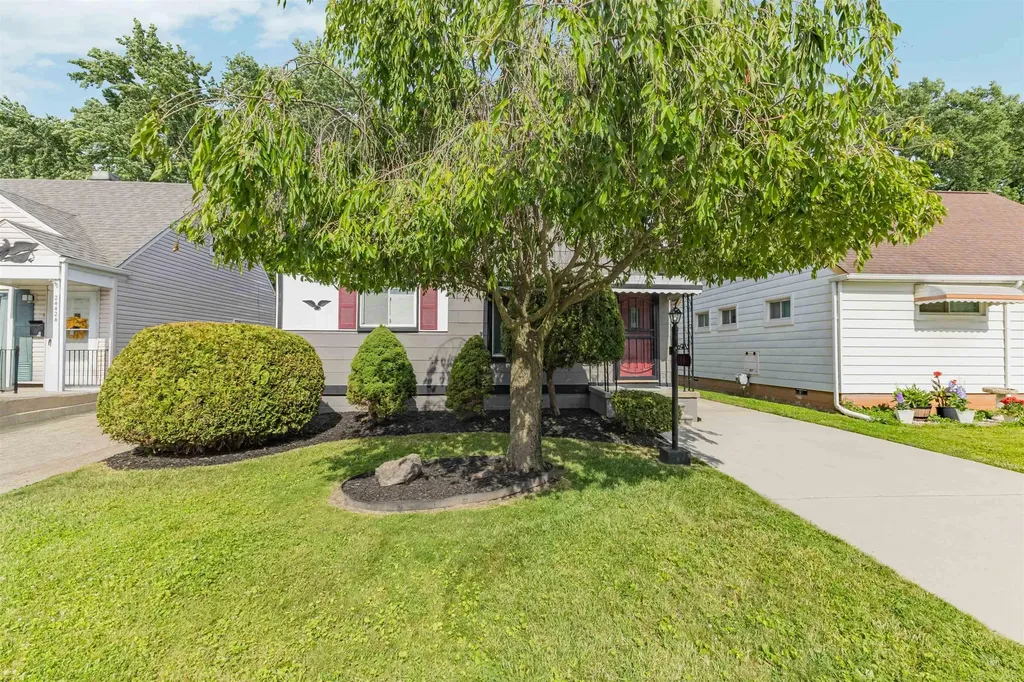 24416 Lauren Avenue Warren City MI 48089