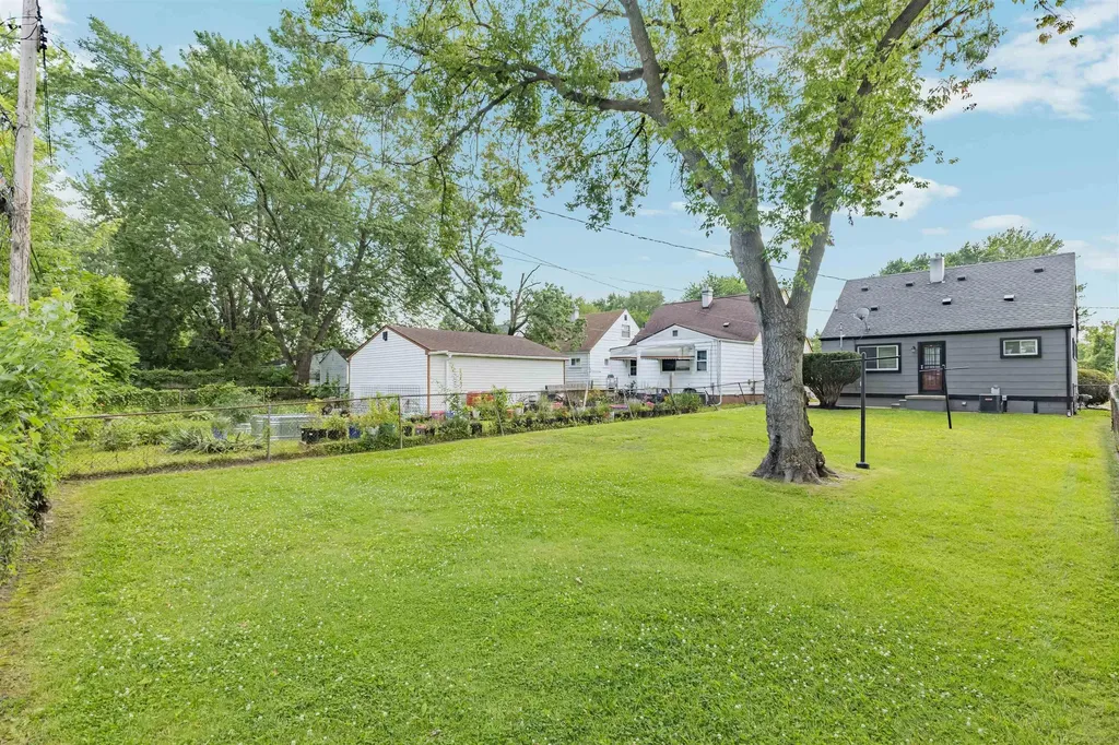24416 Lauren Avenue Warren City MI 48089