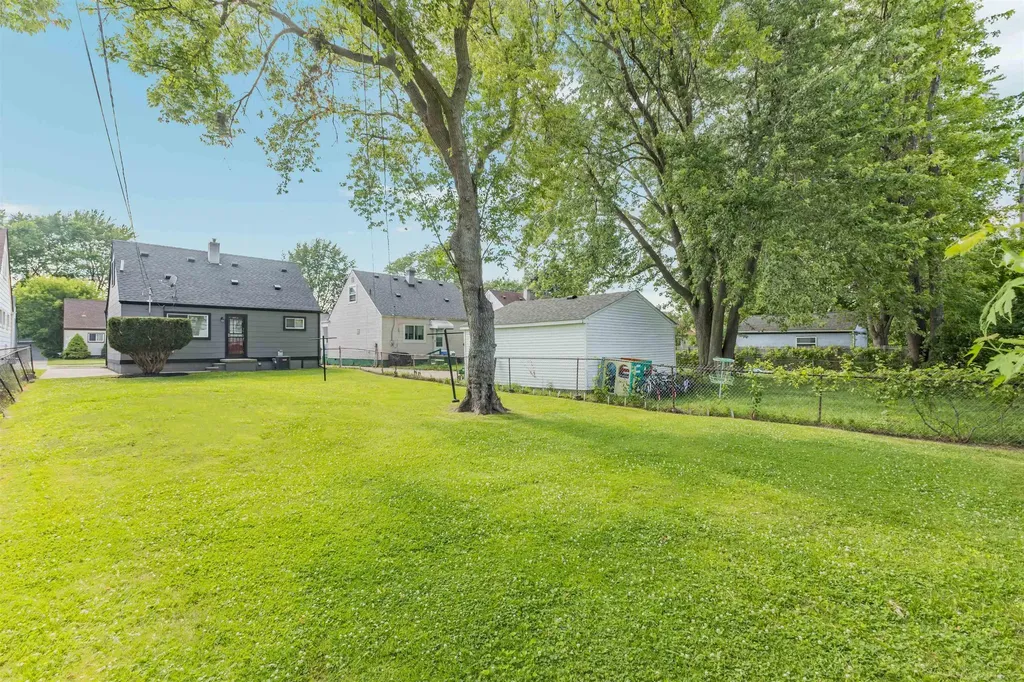 24416 Lauren Avenue Warren City MI 48089