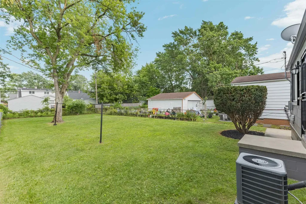 24416 Lauren Avenue Warren City MI 48089