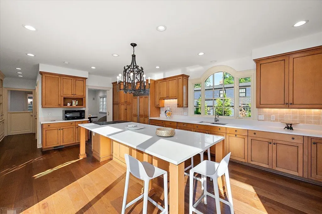 161 Lothrop Road Grosse Pointe Farms City MI 48236
