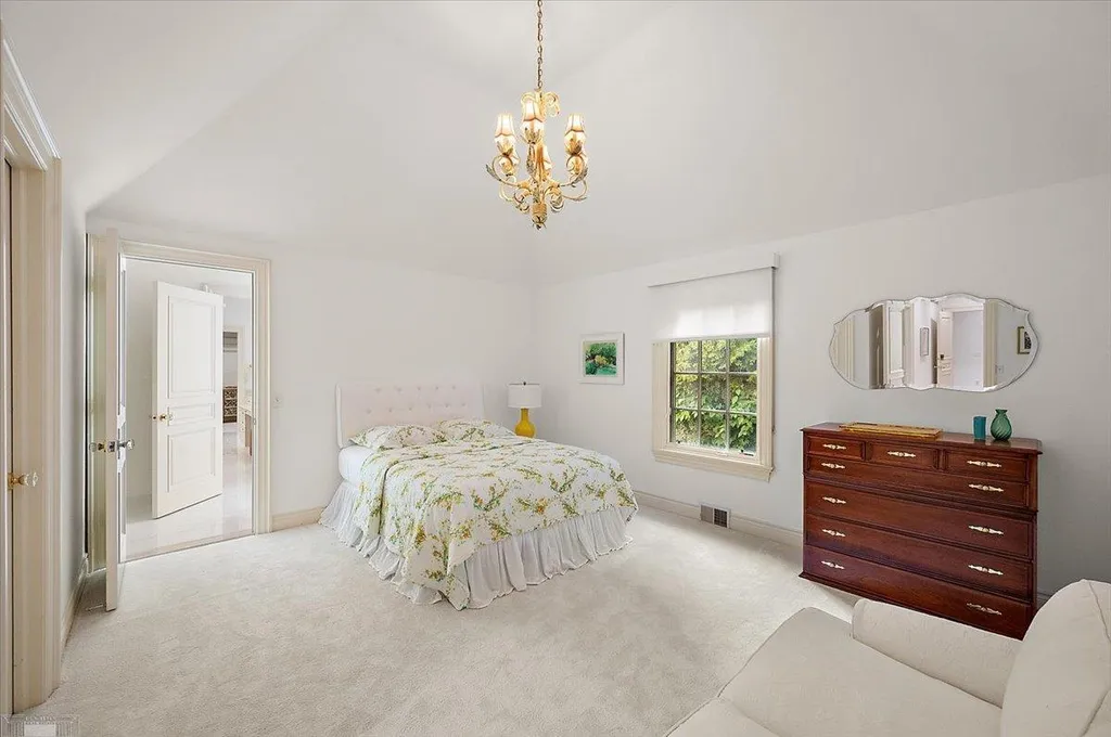 161 Lothrop Road Grosse Pointe Farms City MI 48236