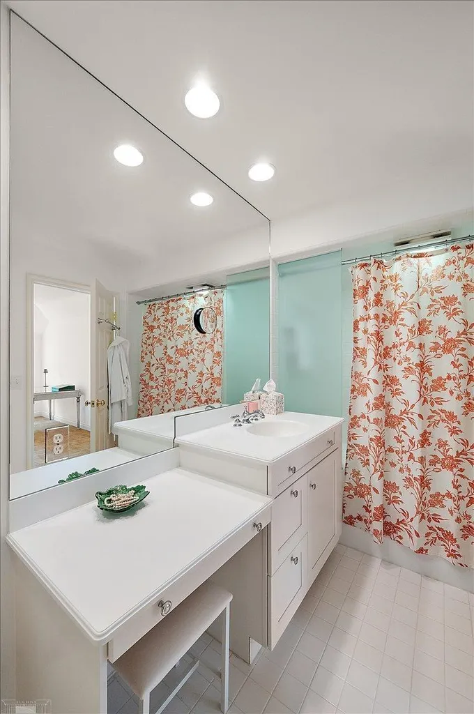 161 Lothrop Road Grosse Pointe Farms City MI 48236