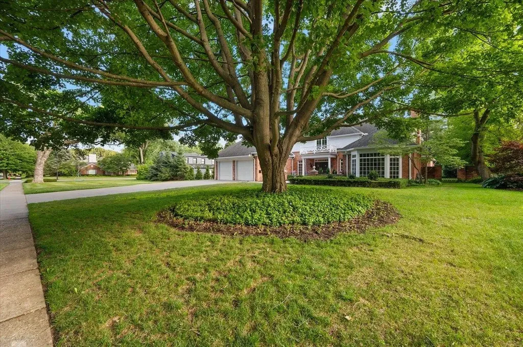 161 Lothrop Road Grosse Pointe Farms City MI 48236