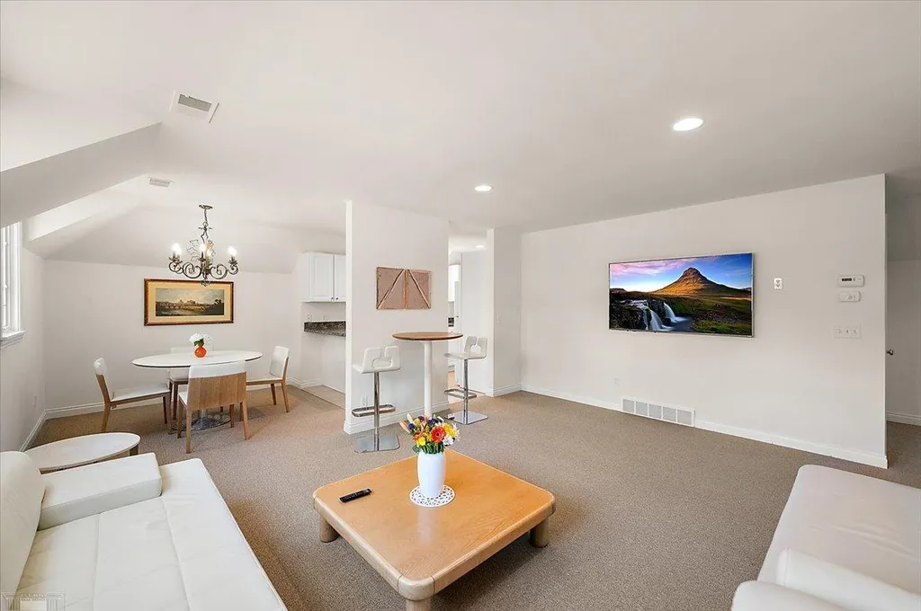 161 Lothrop Road Grosse Pointe Farms City MI 48236