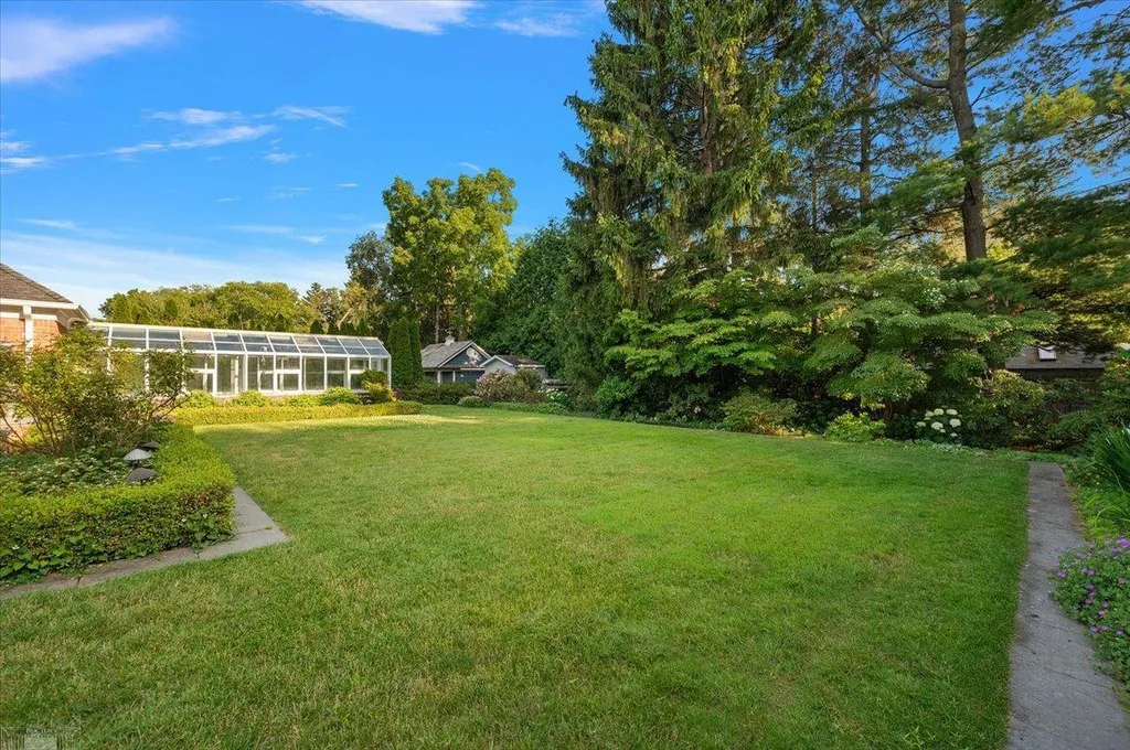 161 Lothrop Road Grosse Pointe Farms City MI 48236