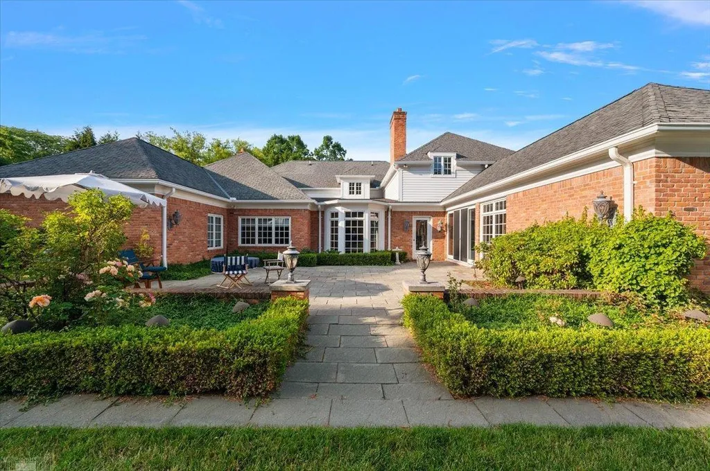 161 Lothrop Road Grosse Pointe Farms City MI 48236