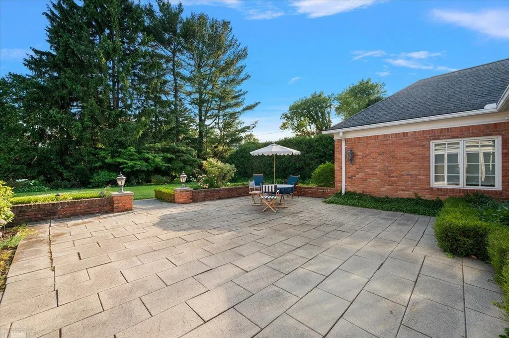 161 Lothrop Road Grosse Pointe Farms City MI 48236