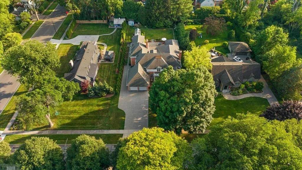 161 Lothrop Road Grosse Pointe Farms City MI 48236