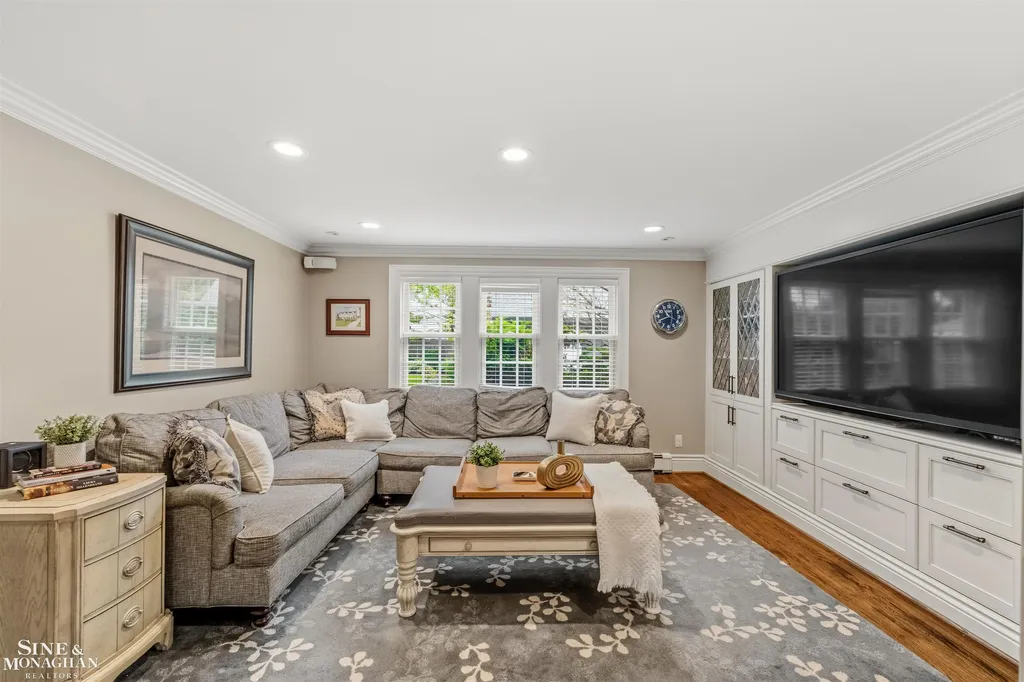 586 University Place Grosse Pointe City MI 48230