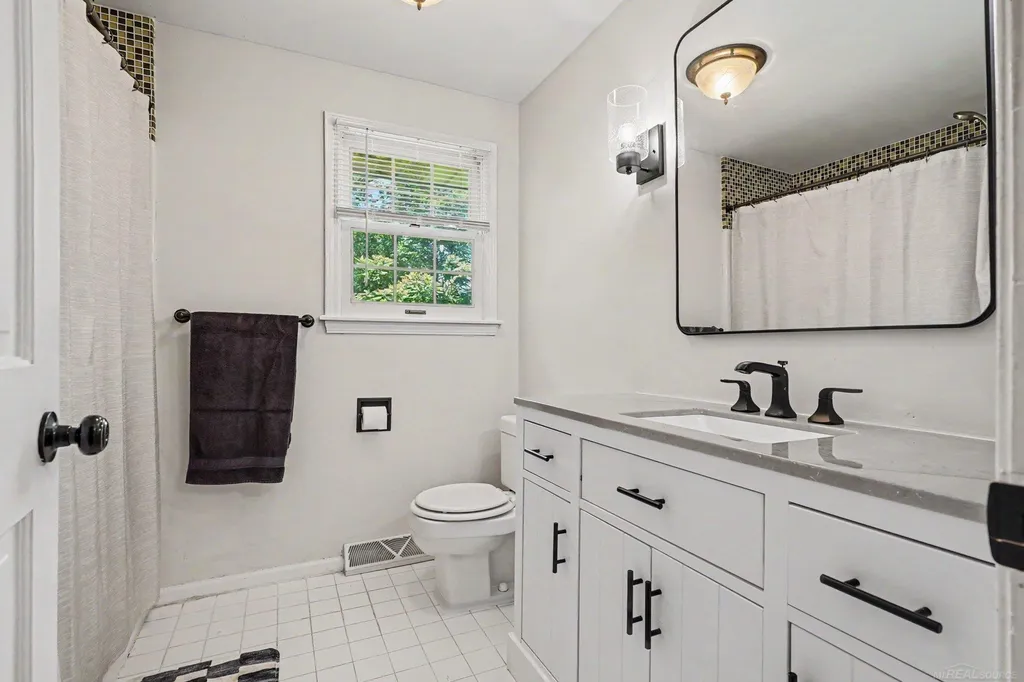 3229 Delevan Drive Saginaw Charter Township MI 48603