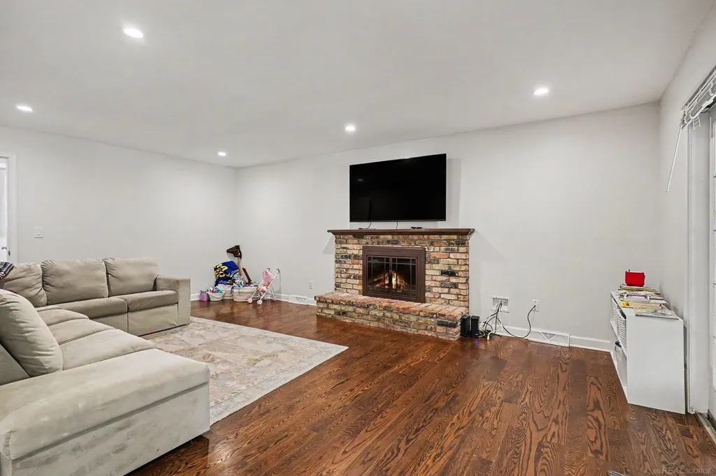 3229 Delevan Drive Saginaw Charter Township MI 48603