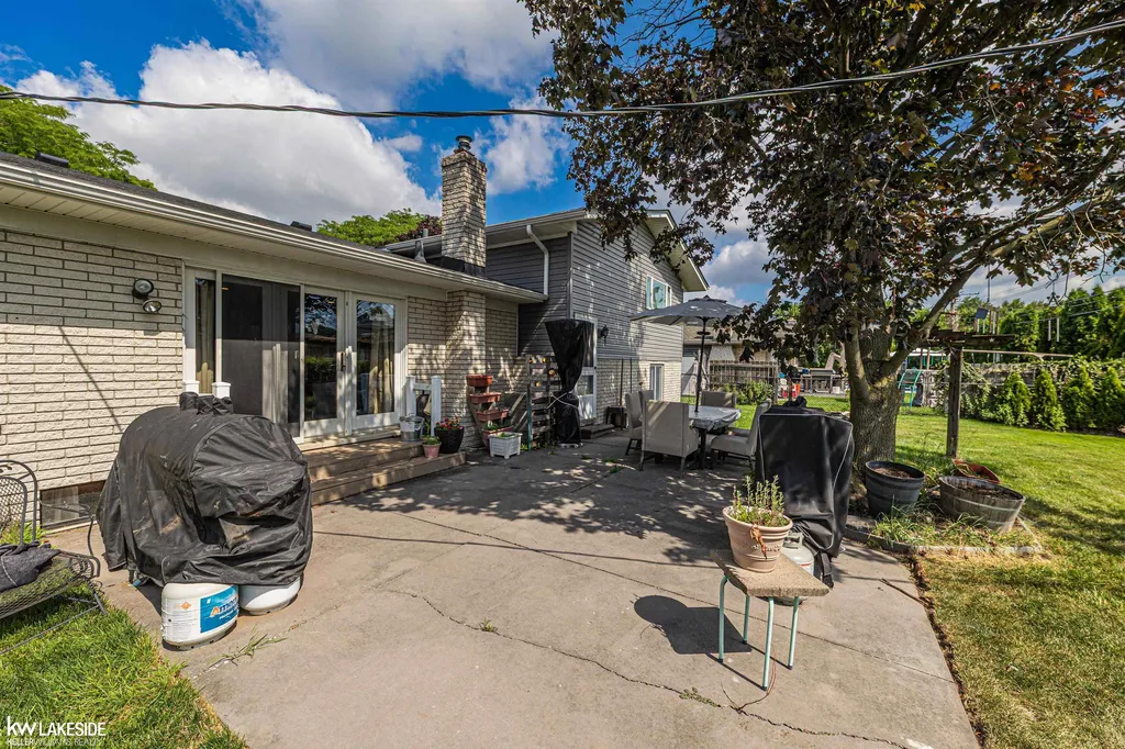32036 Claeys Drive Warren City MI 48093