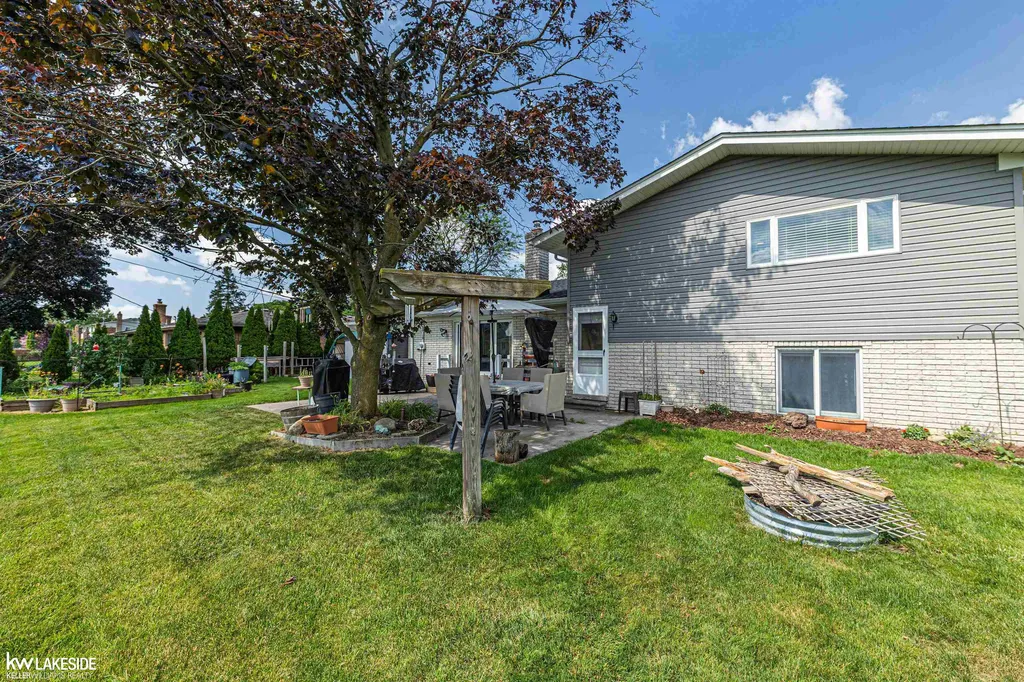32036 Claeys Drive Warren City MI 48093