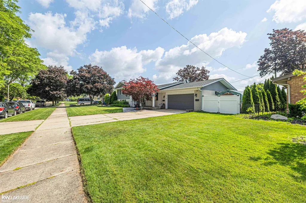 32036 Claeys Drive Warren City MI 48093