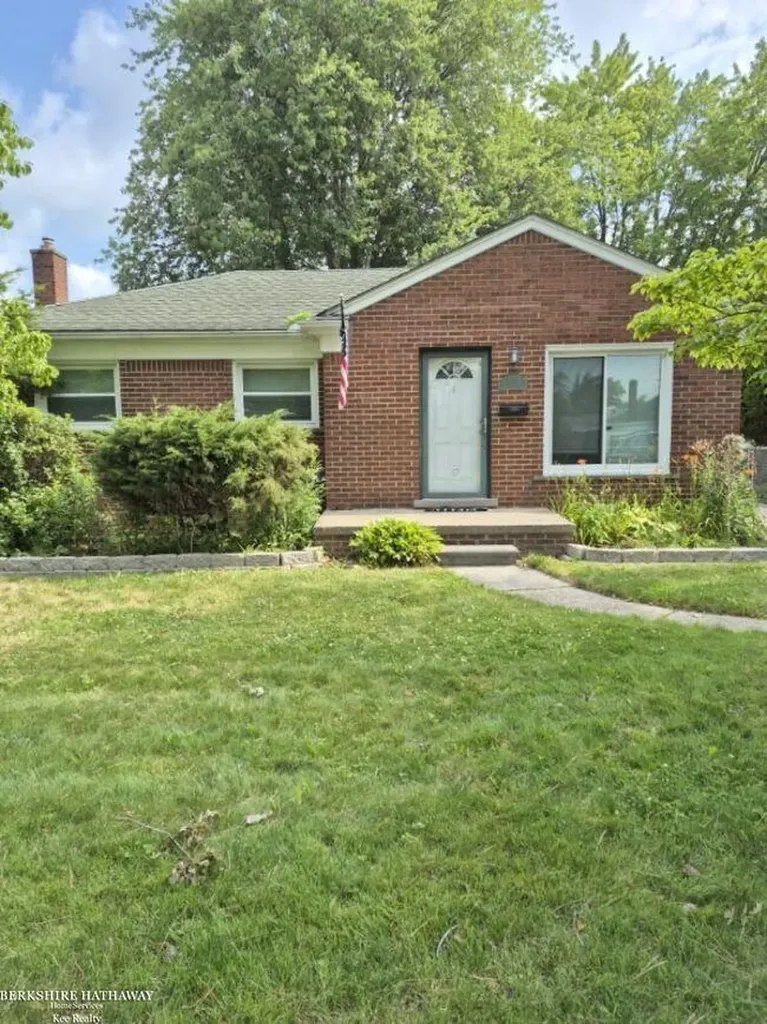20007 Elizabeth Street St. Clair Shores City MI 48080