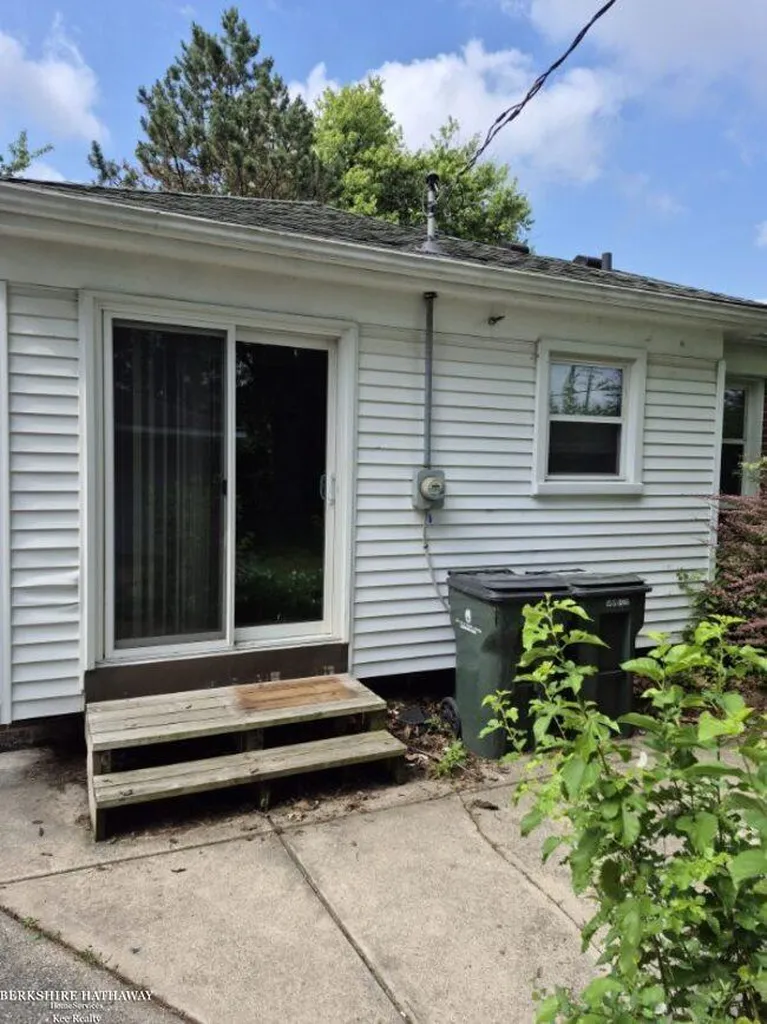 20007 Elizabeth Street St. Clair Shores City MI 48080