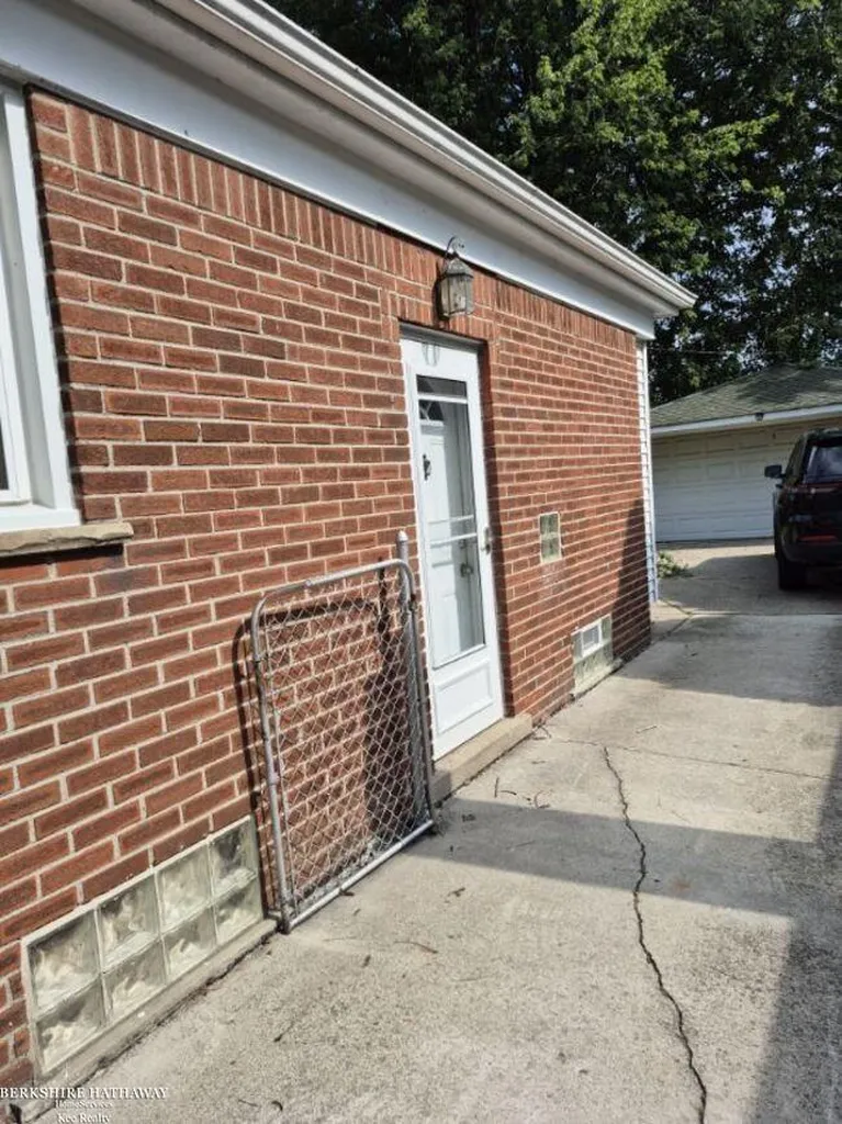 20007 Elizabeth Street St. Clair Shores City MI 48080