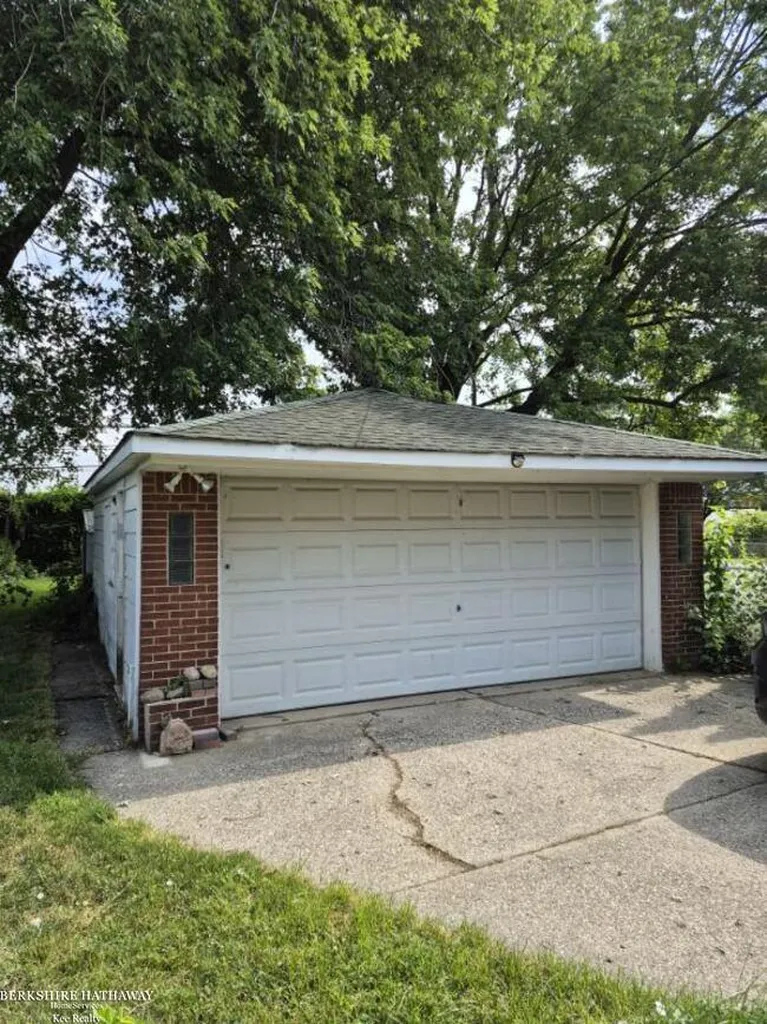 20007 Elizabeth Street St. Clair Shores City MI 48080