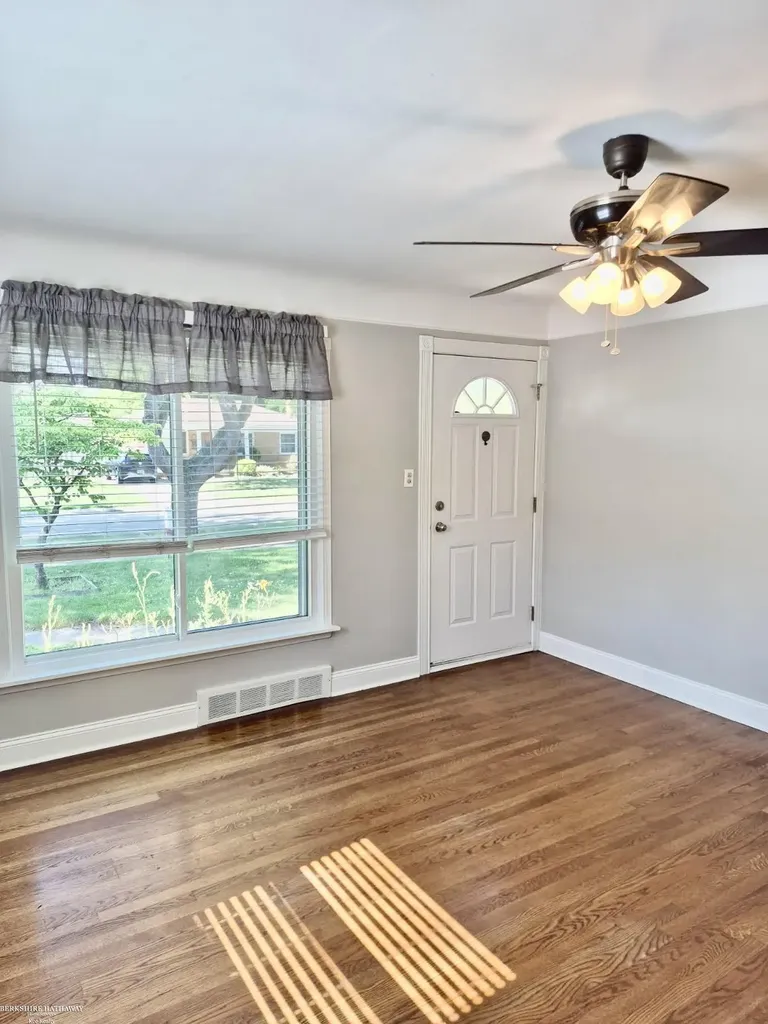 20007 Elizabeth Street St. Clair Shores City MI 48080
