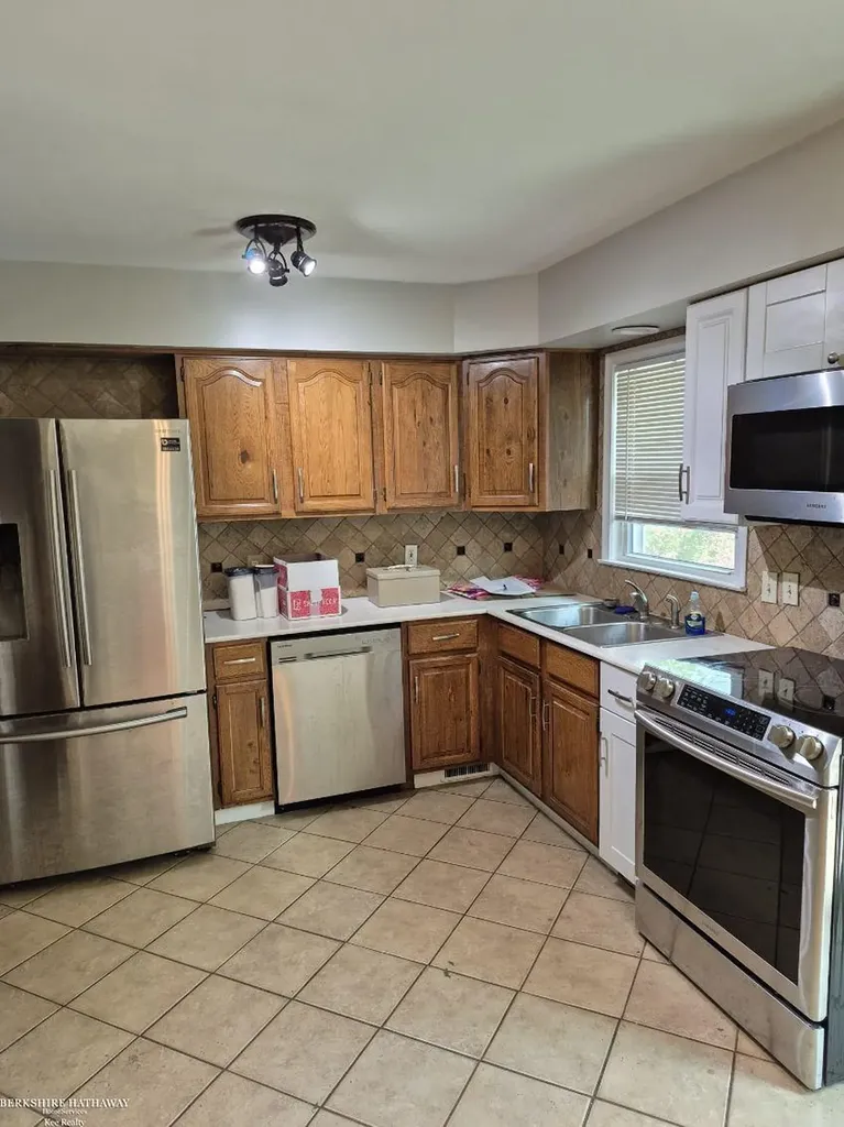 20007 Elizabeth Street St. Clair Shores City MI 48080
