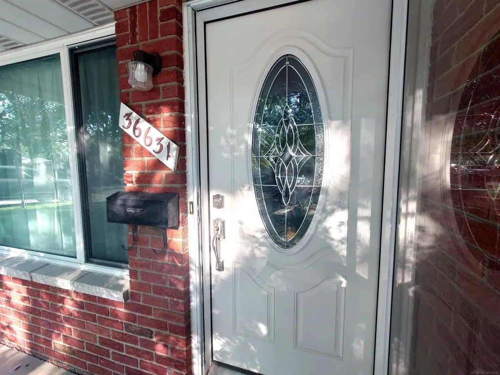 36631 Ledgestone Street Clinton Charter Township MI 48035