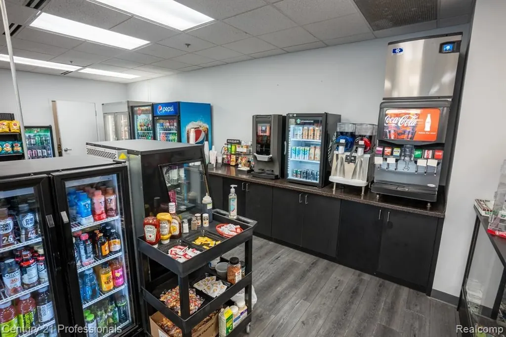 888 W Big Beaver - Troy Eatz Road Troy City MI 48084
