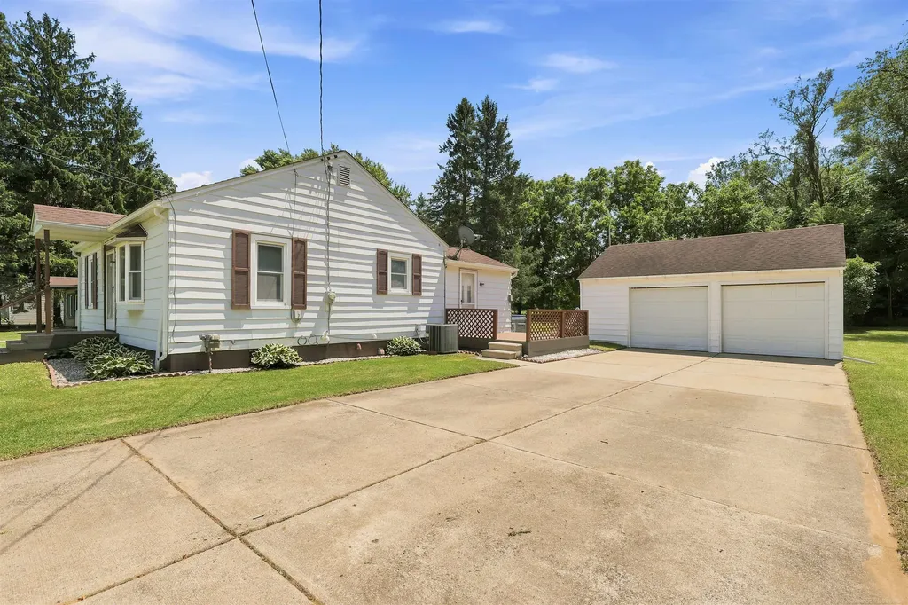 213 Peacock Walk Blackman Charter Township MI 49202