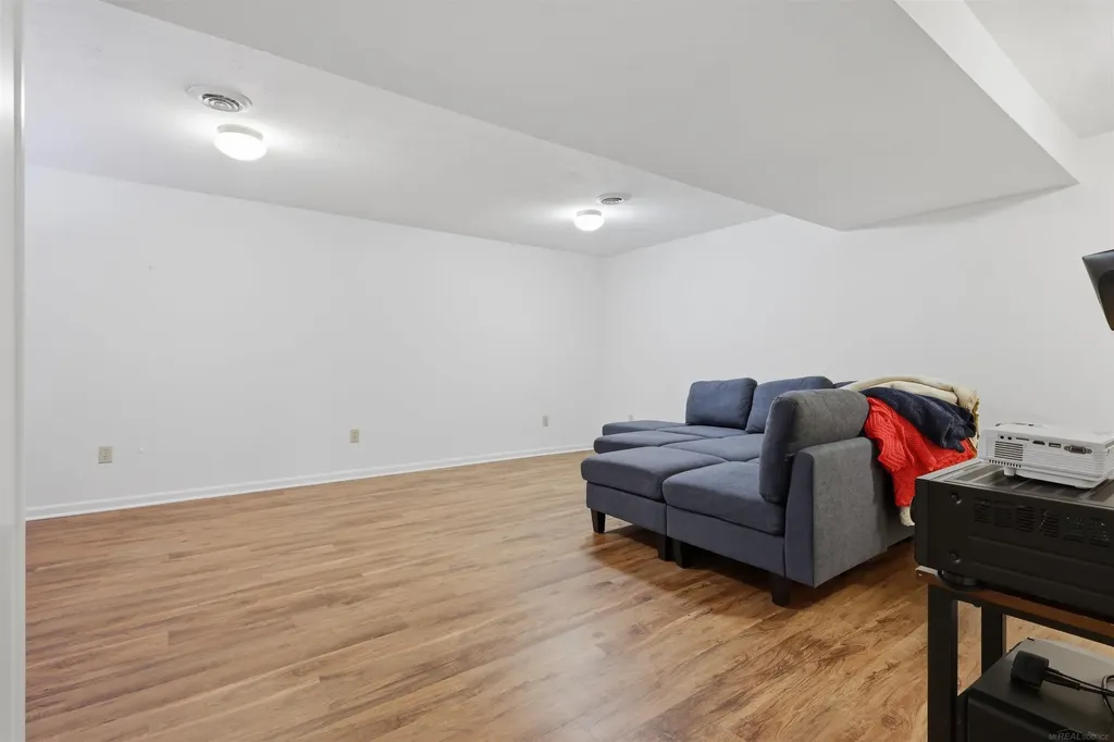 213 Peacock Walk Blackman Charter Township MI 49202