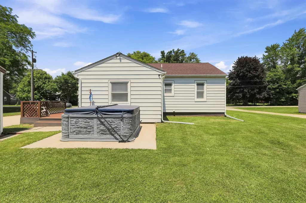 213 Peacock Walk Blackman Charter Township MI 49202