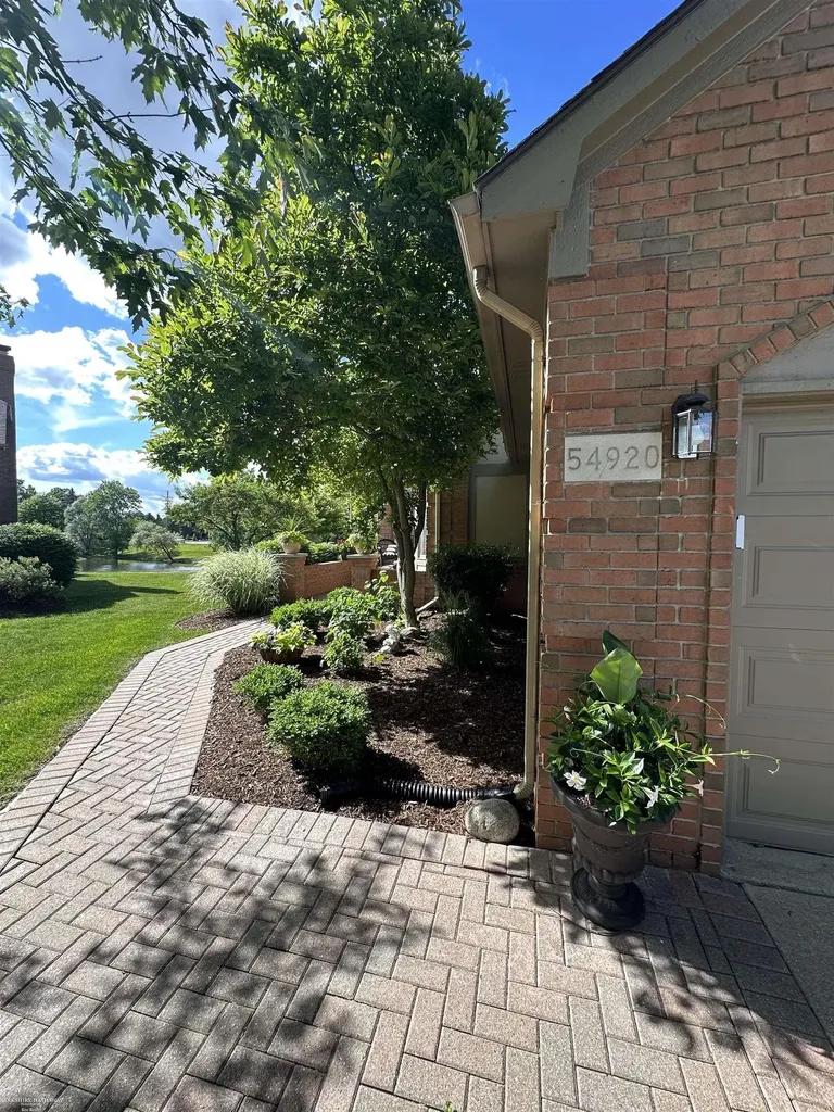 54920 Hennington Court Shelby Charter Township MI 48316