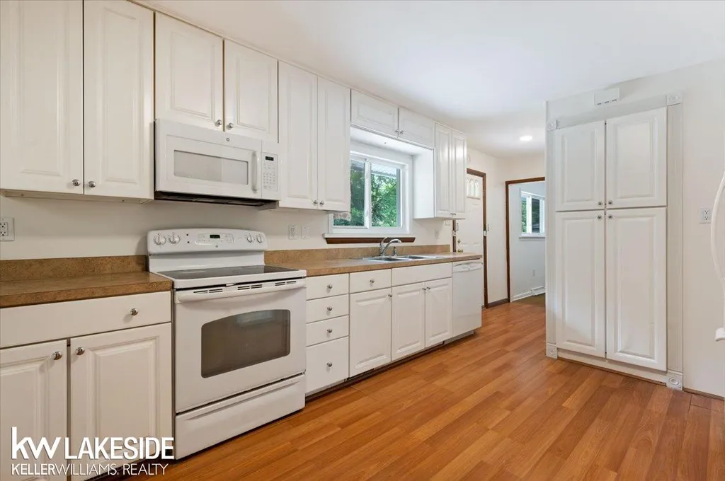 28197 Roan Drive Warren City MI 48093