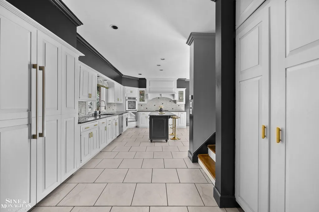 512 Washington Road Grosse Pointe City MI 48230