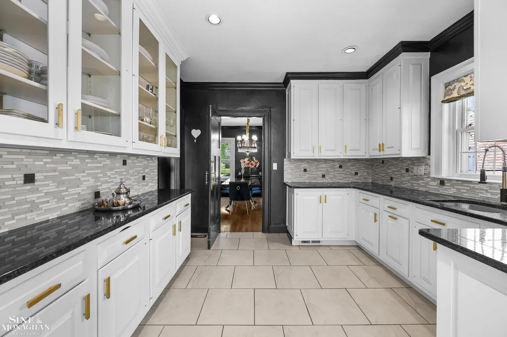 512 Washington Road Grosse Pointe City MI 48230