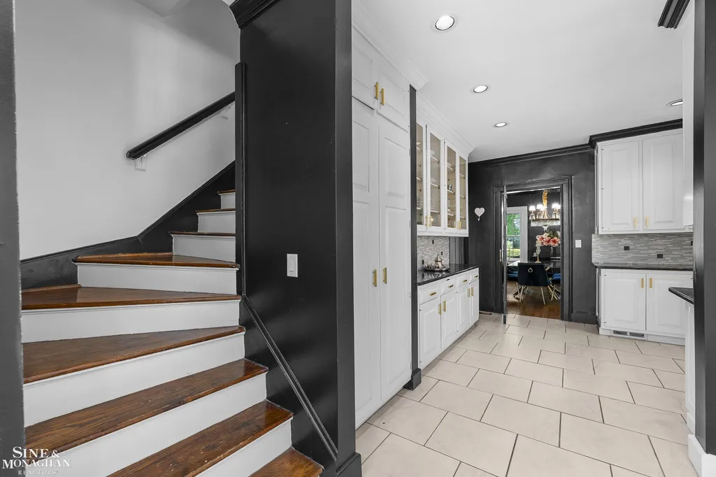 512 Washington Road Grosse Pointe City MI 48230