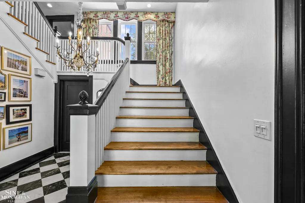512 Washington Road Grosse Pointe City MI 48230