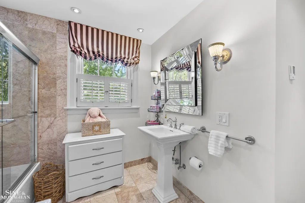 512 Washington Road Grosse Pointe City MI 48230