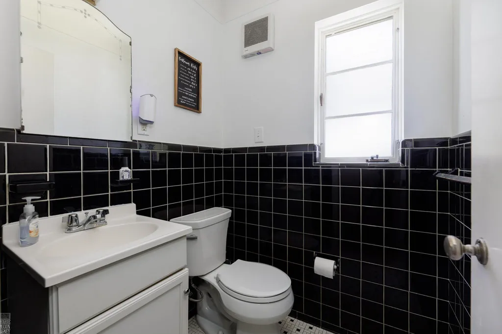 675 Fisher Road Grosse Pointe City MI 48230