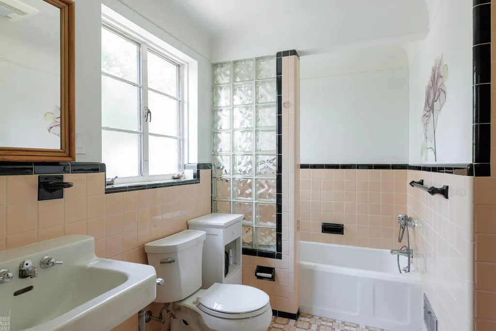 675 Fisher Road Grosse Pointe City MI 48230