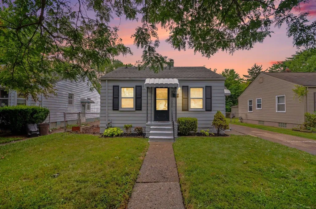 19315 Kingsville Street Harper Woods City MI 48225