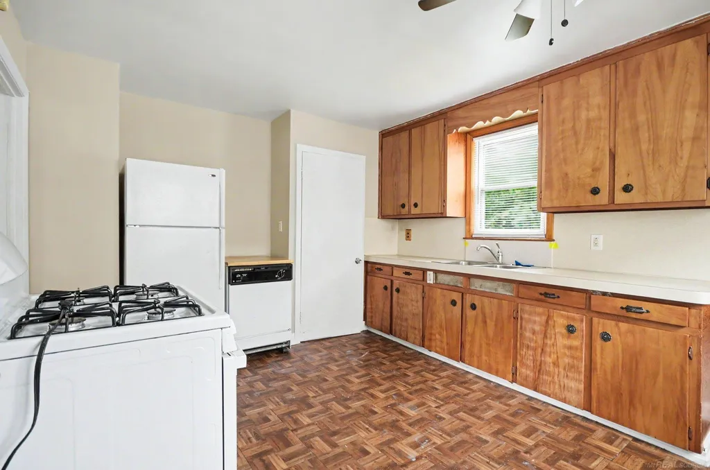 19315 Kingsville Street Harper Woods City MI 48225