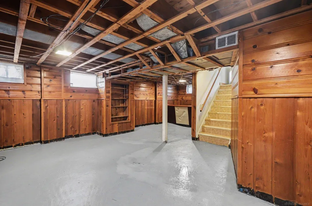 19315 Kingsville Street Harper Woods City MI 48225